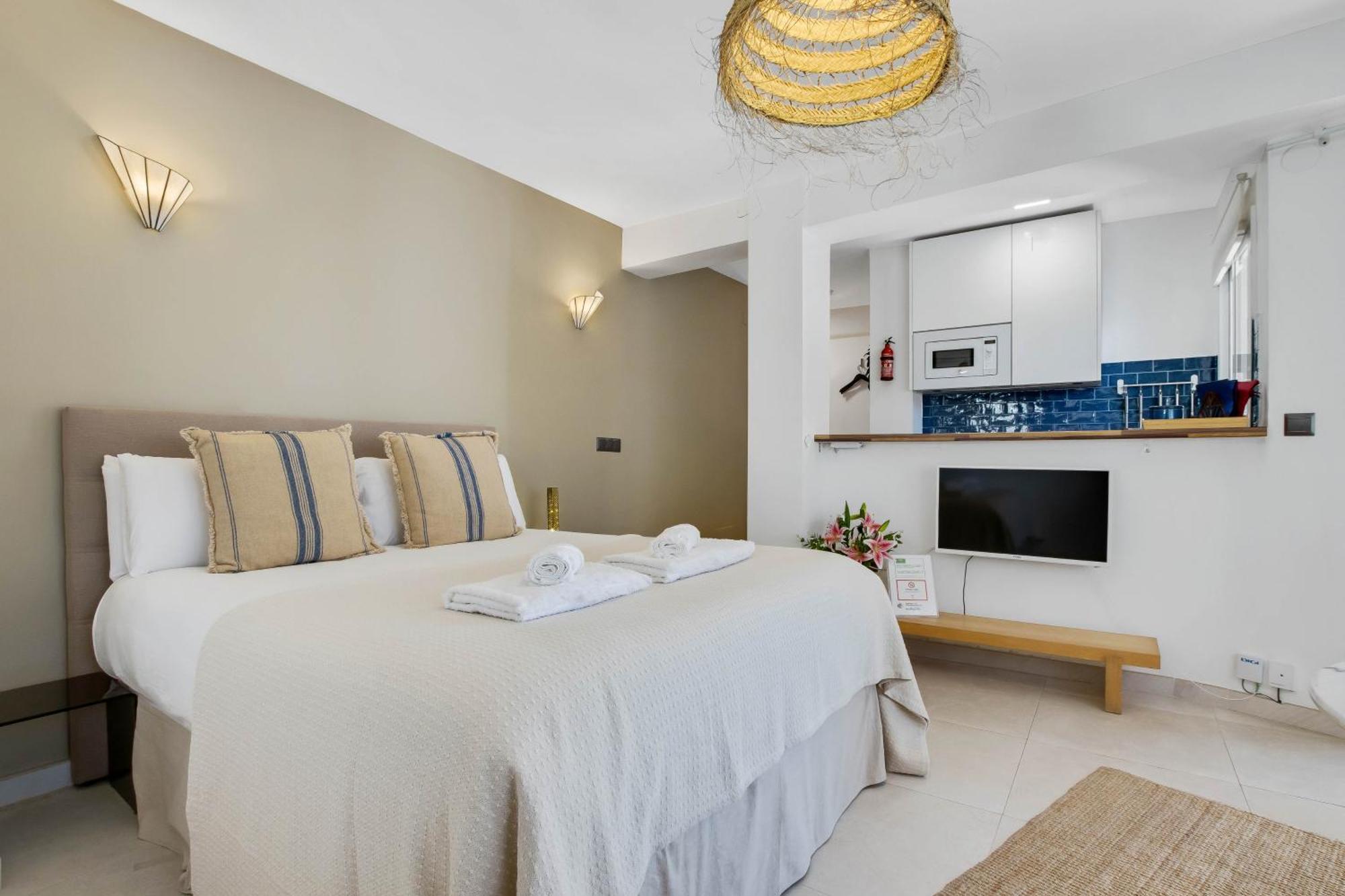 Shiny Studio With Pool & Carihuela Beach At 500M Торремолинос Экстерьер фото